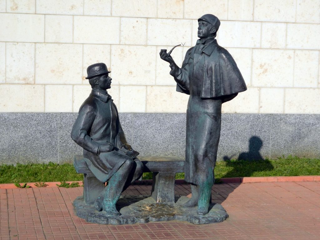 Памятник Холмсу и Ватсону на Смоленской набережной, 10. Фото: Алексей Смышляев, ТАСС