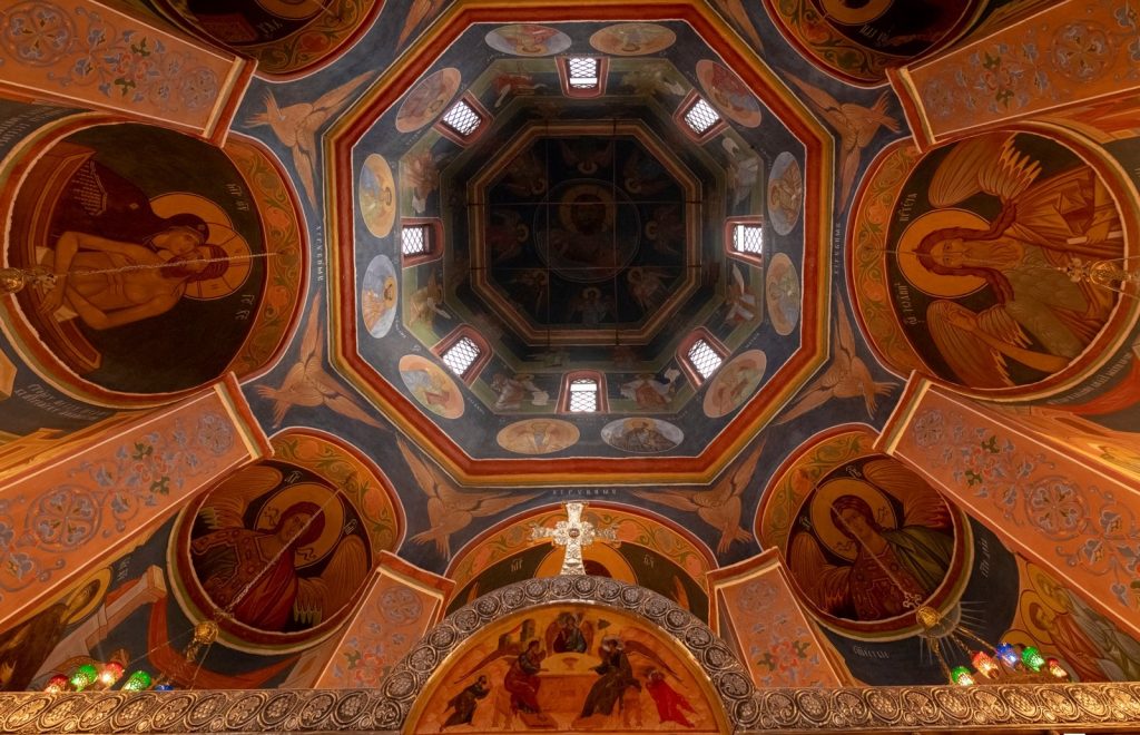 В храме отреставрировали фрески, фундамент, белокаменный цоколь и кровлю. Фото: Владимир Новиков, «Вечерняя Москва»