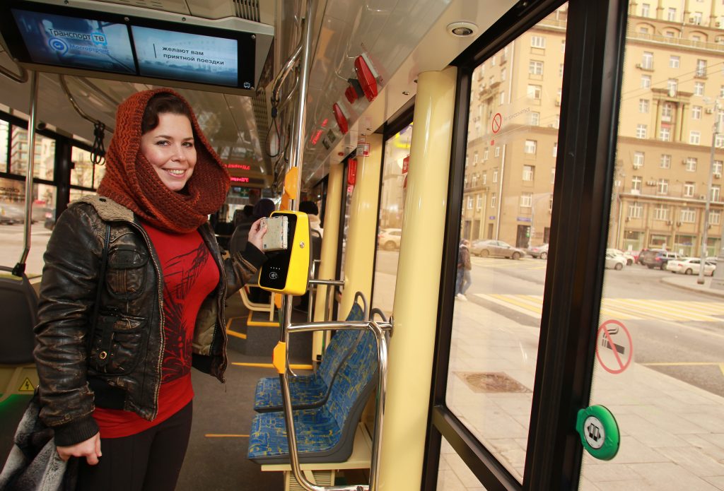 4 ноября 2018 года. Москвичка Лиана Фернандес оплачивает проезд в трамвае без турникета. Фото: Наталия Нечаева