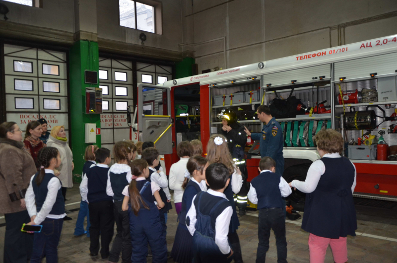 УВД по ЦАО организовало экскурсию для детей в пожарную часть