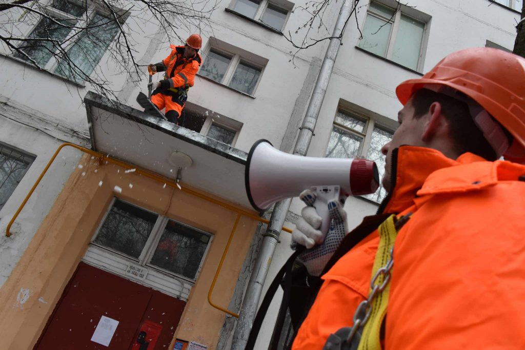 Видеокамеры будут следить за уборкой сосулек с 900 крыш Москвы