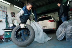 Визит в шиномонтаж снизит вероятность попадания в аварию. Фото: Антон Иванцова