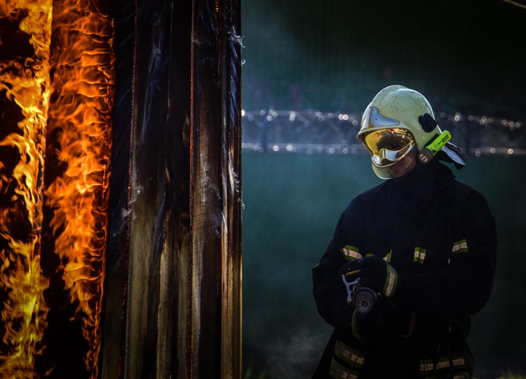 МЧС потушило 100-метровый пожар на территории Успенского храма в Москве