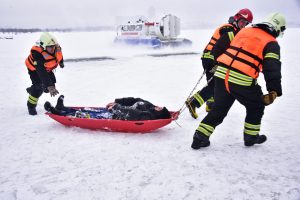 Каждую зиму спасатели вытаскивают из ледяной воды множество незадачливых рыбаков. Фото: Антон Гердо