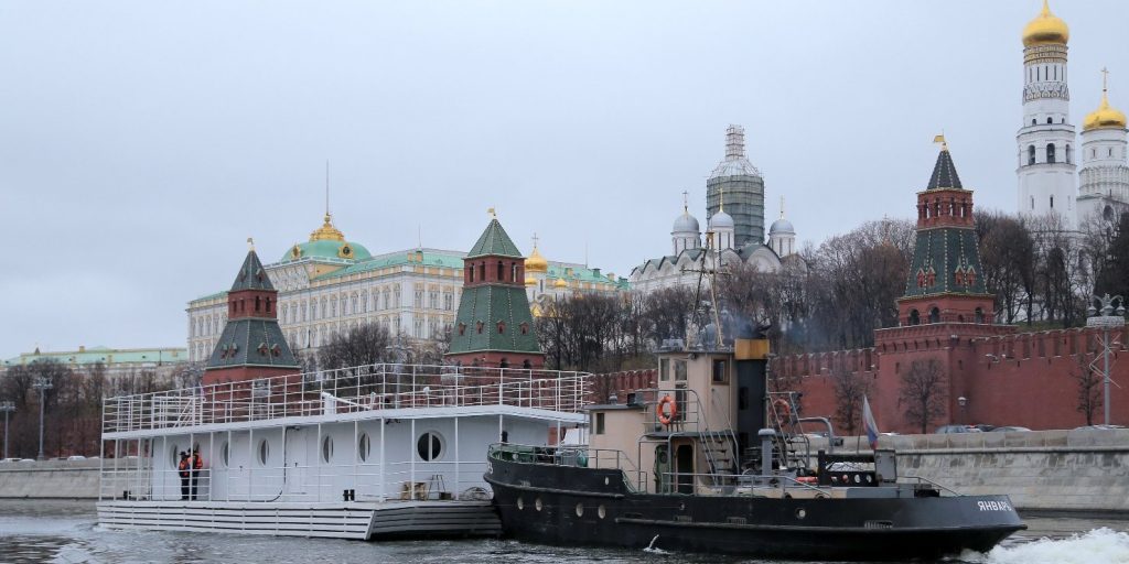 Новый дебаркадер для поисково-спасательной станции «Крымский мост» прибыл к постоянному месту стоянки 