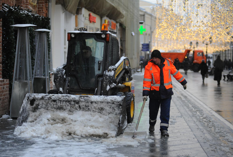 Более трех тысяч дворников задействуют в уборке снега в центре Москвы зимой