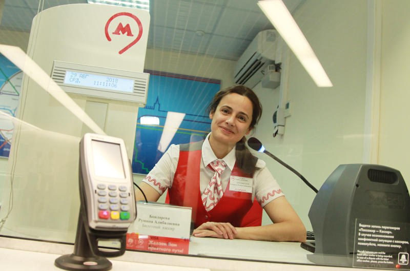 Пассажиры столичной подземки смогут приобрести SIM-карты на десяти станциях метро. Фото: Наталия Нечева, «Вечерняя Москва»