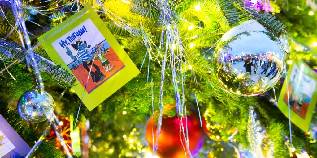 Диско-шар и космическая елка: Тверскую улицу украсят к Новому году