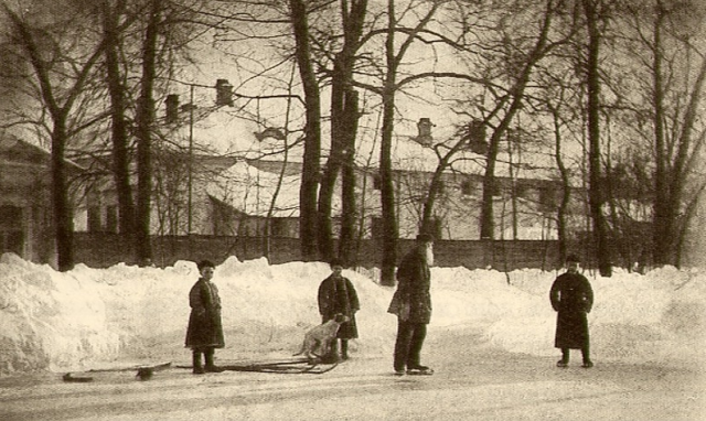 1898 год. Лев Николаевич любил кататься на коньках и сам каждую зиму заливал каток перед домом