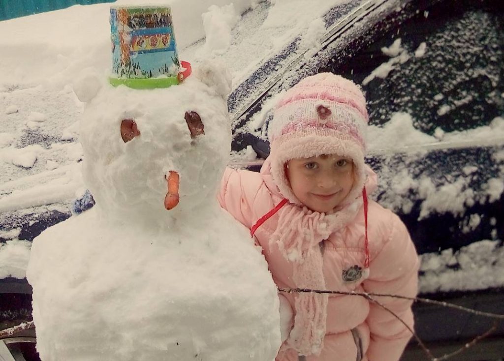 Ирина Ковган опубликовала фотографию своей сестры Дарьи рядом со снеговиком. Фото с личной страницы Ирины Ковган в социальных сетях