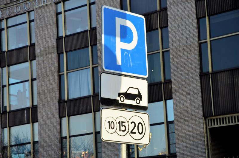 Парковка станет бесплатной для жителей столицы в праздничные дни. Фото: Анна Быкова