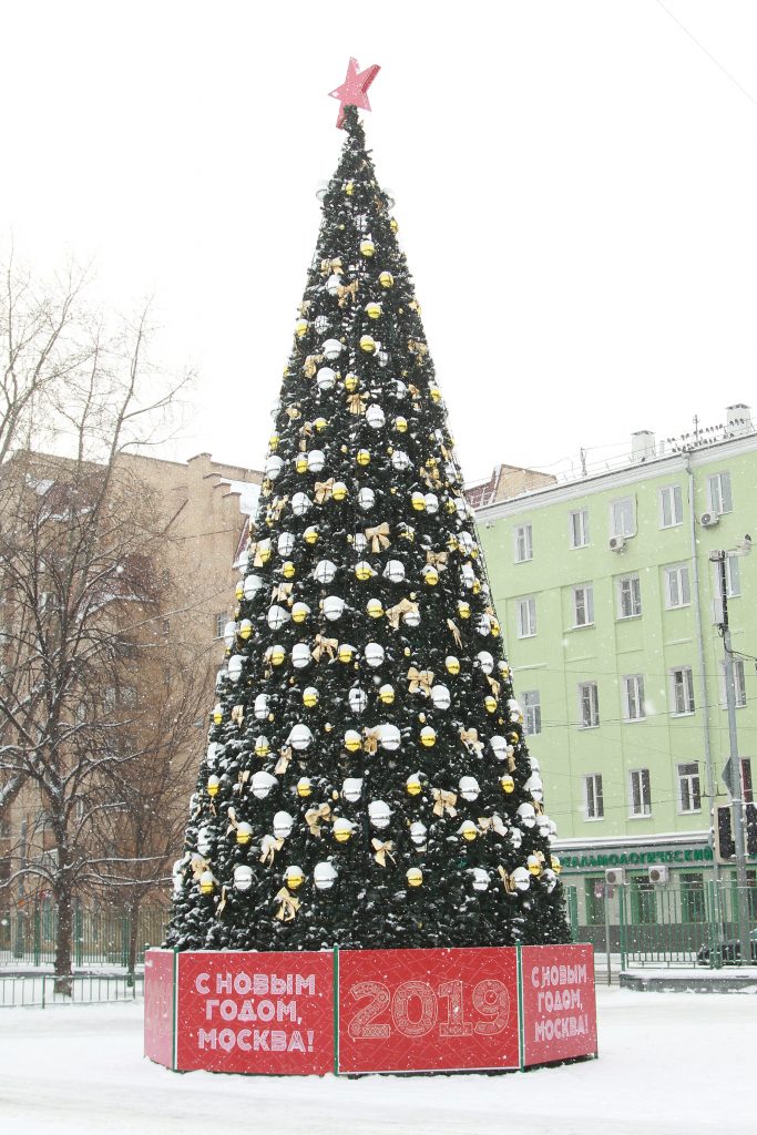 Так по-новогоднему выглядит теперь площадь на Миуссах. Фото: Наталия Нечаева, «Вечерняя Москва»