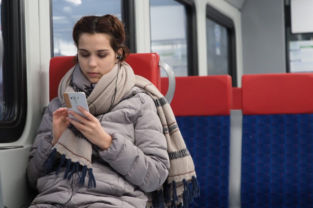 Москвичи с социальной картой смогут бесплатно настроить смартфон