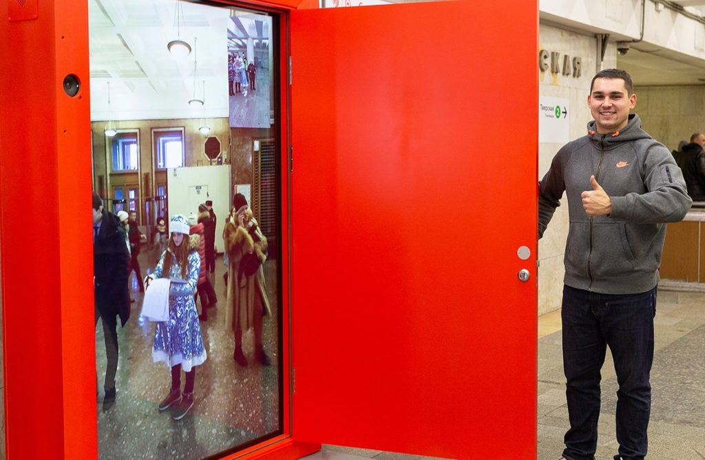 Попасть на Красную площадь онлайн: необычные двери установили в Московском метро