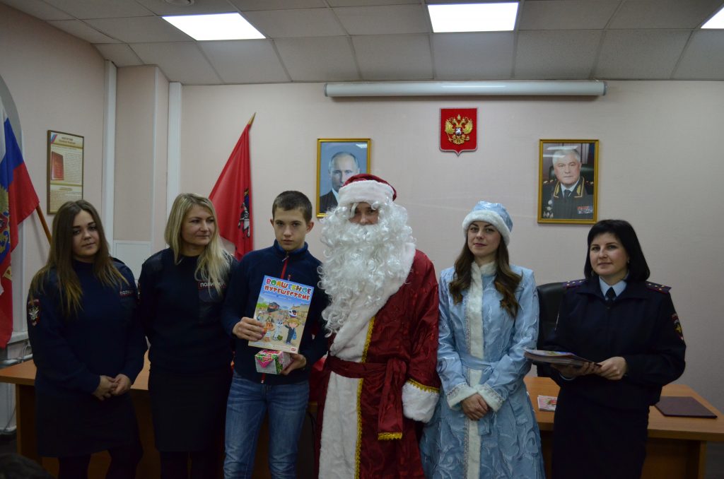 Акция «Полицейский Дед Мороз» стартовала на Казанском вокзале