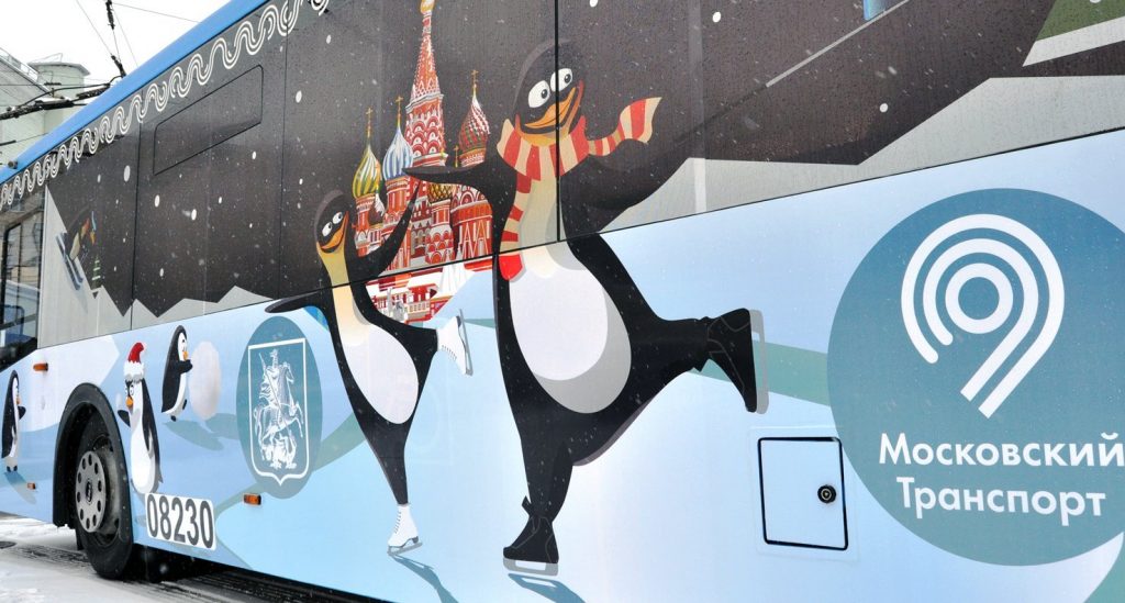 Пингвины на коньках украсили автобусы в центре Москвы