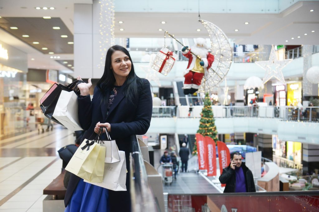 Москвичей попросили быть внимательными во время новогоднего шопинга 