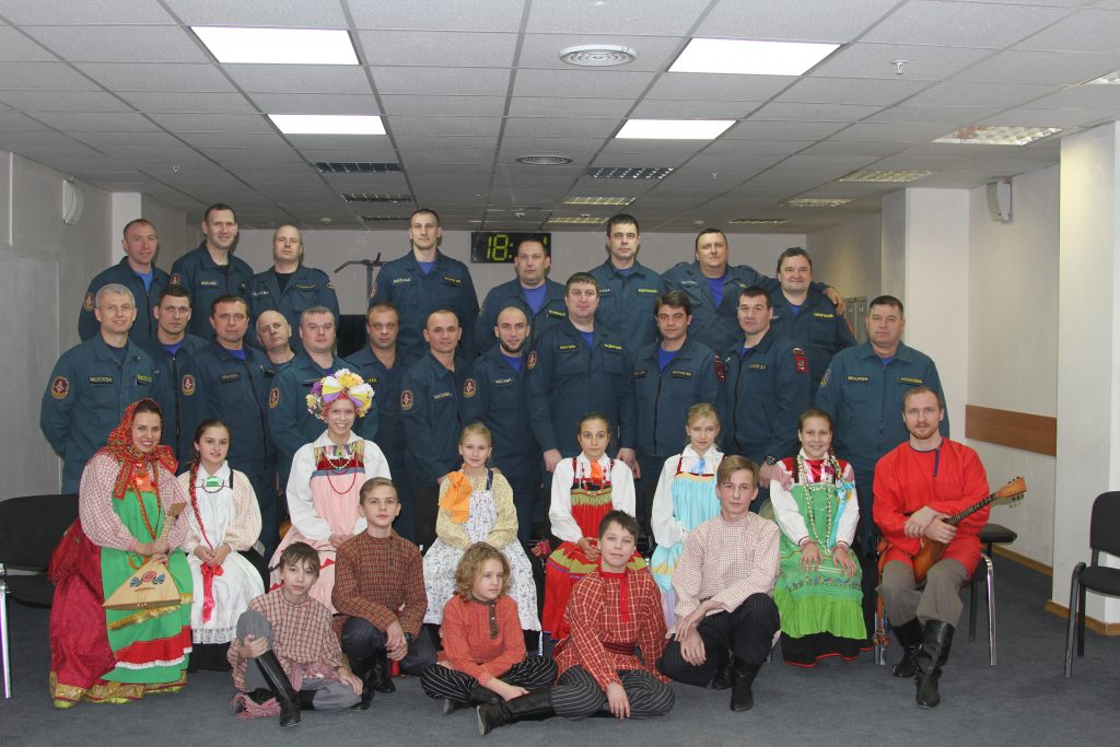 Дети поздравили московских спасателей с профессиональным праздником