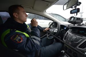 Устанавливаются личности водителя и пассажира. Фото: Александр Казаков