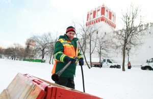 Рабочие трудятся и на Новодевичьем пруду. Фото: Наталия Нечаева