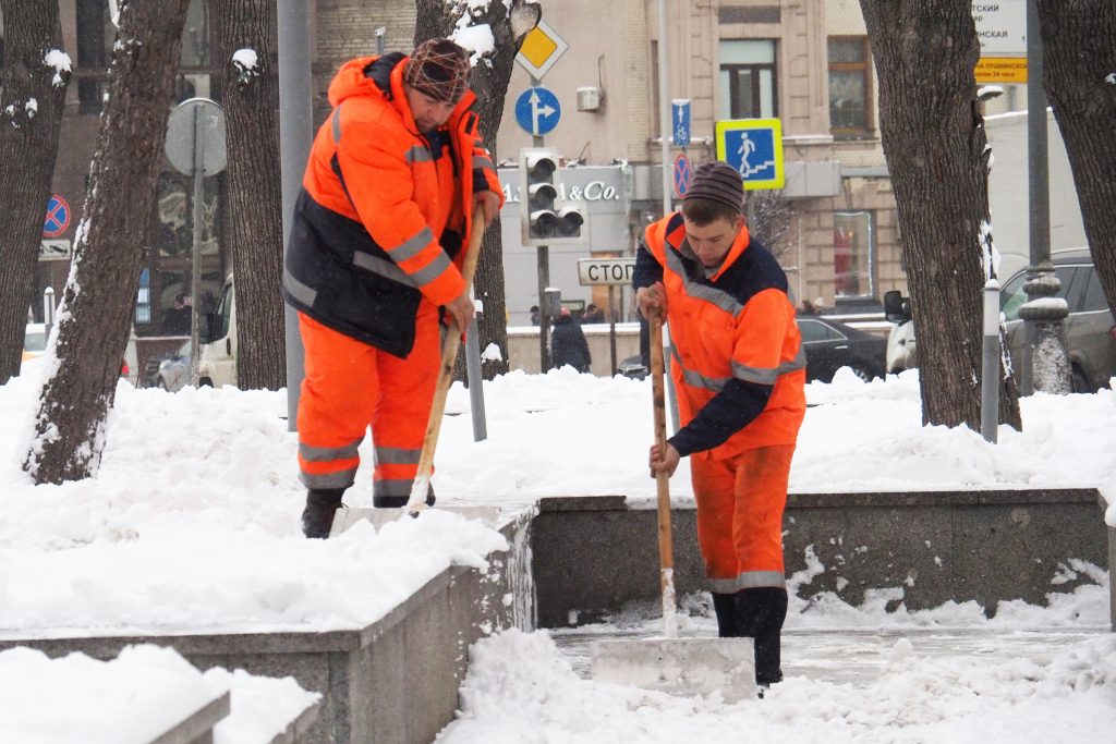 Около восьми тысяч единиц снегоуборочной техники вышло на улицы столицы