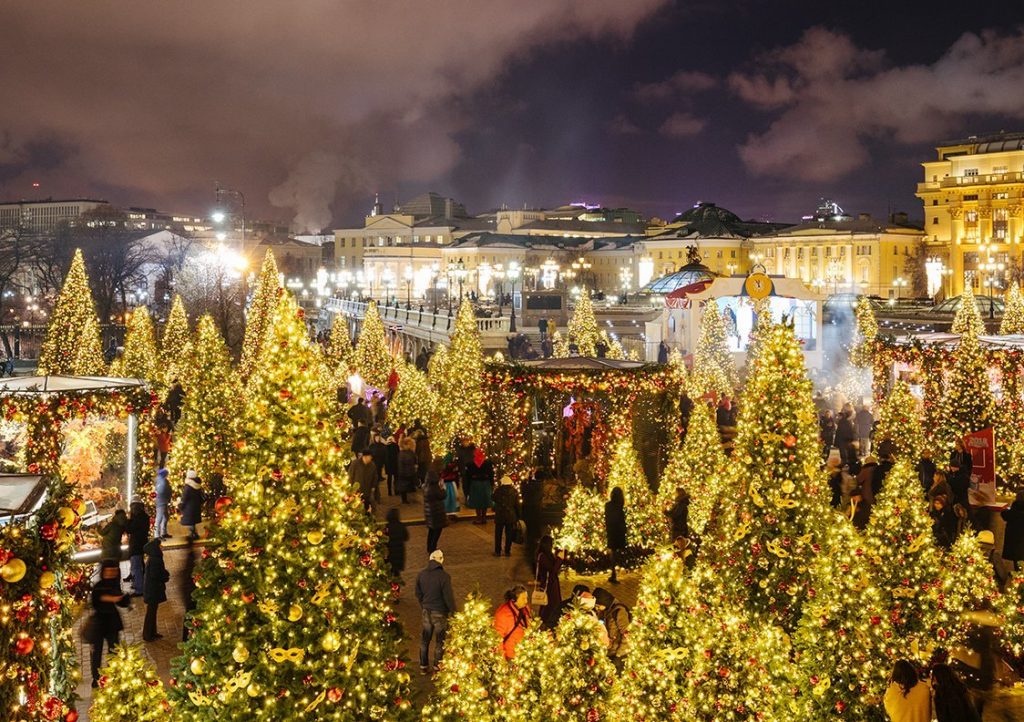 Праздник «Удивительные елки» организовали на Тверской площади