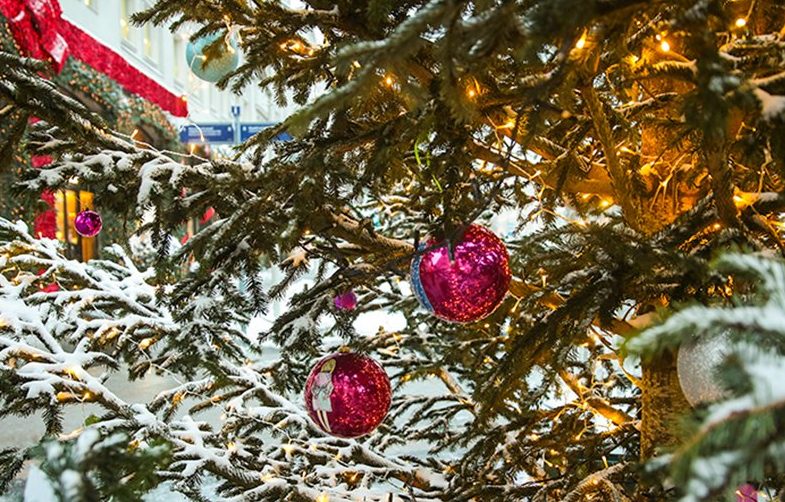 Галерею новогодних елок открыли на Кузнецком Мосту