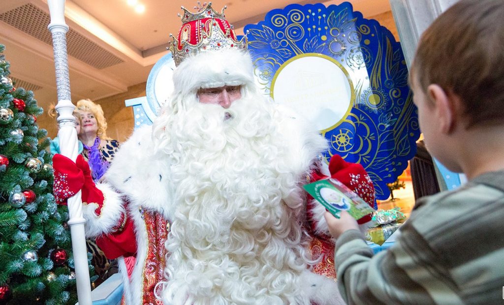 Новогодний «Десант Дедов Морозов» побывал в Морозовской больнице. Фото: сайт мэра Москвы