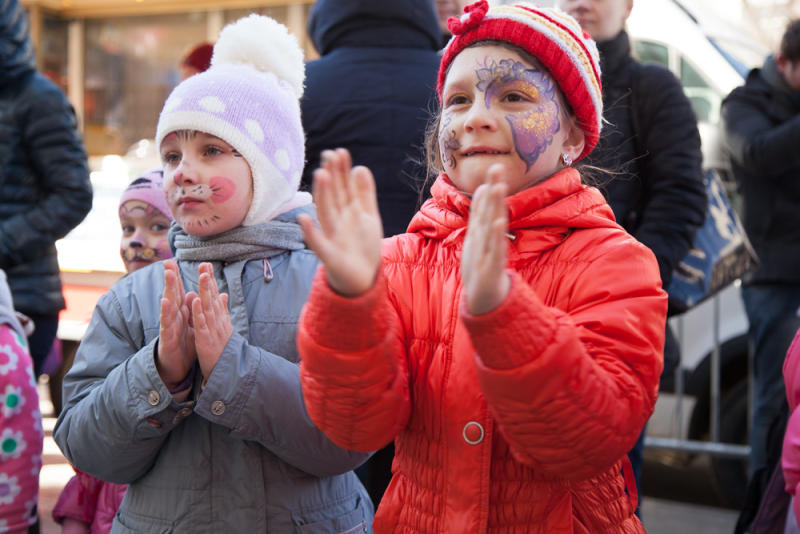Кротик и Зайчик поиграют с детьми в Тверском районе. Фото: Павел Ососов, «Вечерняя Москва»