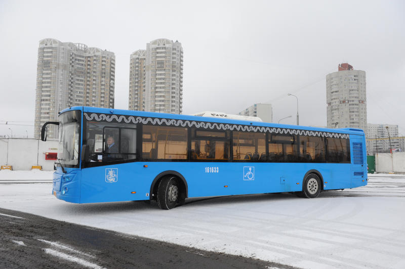Автобусы в Центральном округе будут ходить по праздничным маршрутам. Фото: Александр Кожохин, «Вечерняя Москва»