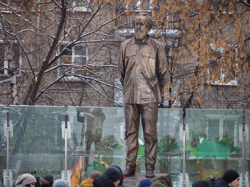 Памятник писателю Александру Солженицыну открыли в Таганском районе. Фото: Антон Гердо, «Вечерняя Москва»