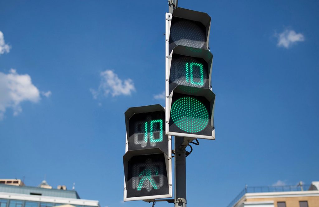 Порядка ста светофоров в центре Москвы заработали в совмещенной фазе