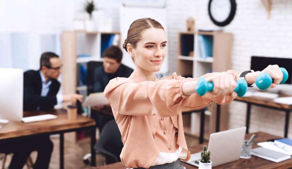 Наибольшую производительность на работе демонстрируют сотрудники, которые 5-10 минут в час тратят на активности. Приносите в офис легкие фитнес-гантелои и каждые два часа делайте перерыв на пятиминутную разминку: это не тяжело, но помогает собраться и сконцентрироваться. Фото: сайт Shutterstock