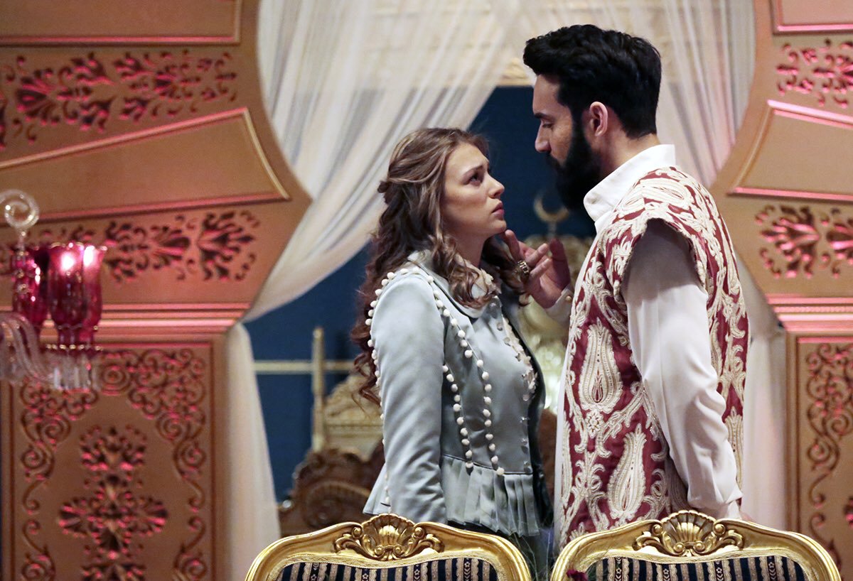 Кадр из сериала «Султан моего сердца»: Анна (Александра Никифорова) и султан Махмуд II (Али Эрсан Дуру)