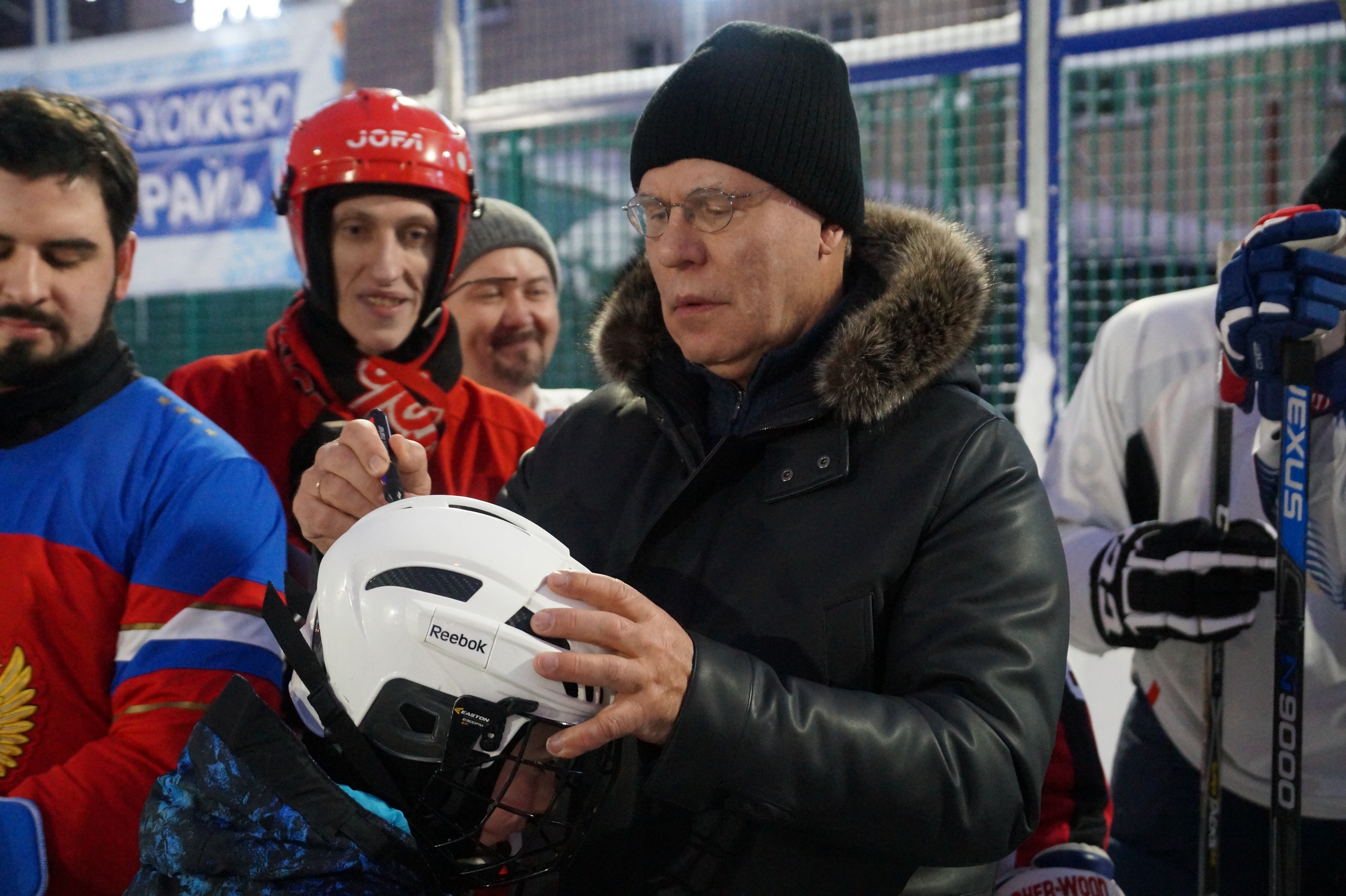 4 января 2019 го да. Фетисов оставил автограф на шлеме юного хоккеиста