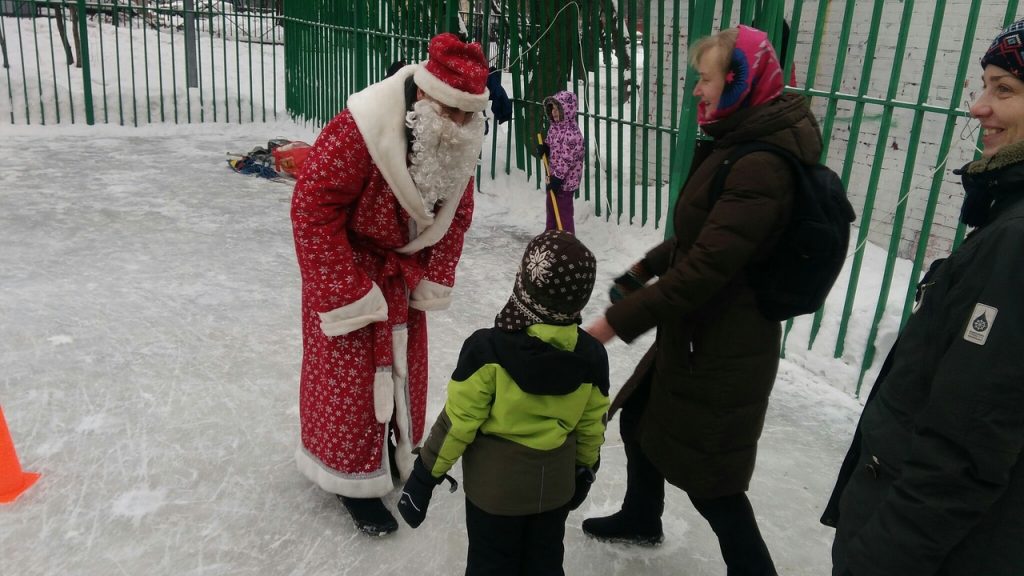 Дед Мороз и Снегурочка объясняют ребенку правила соревнования. Фото: Максим Землянский
