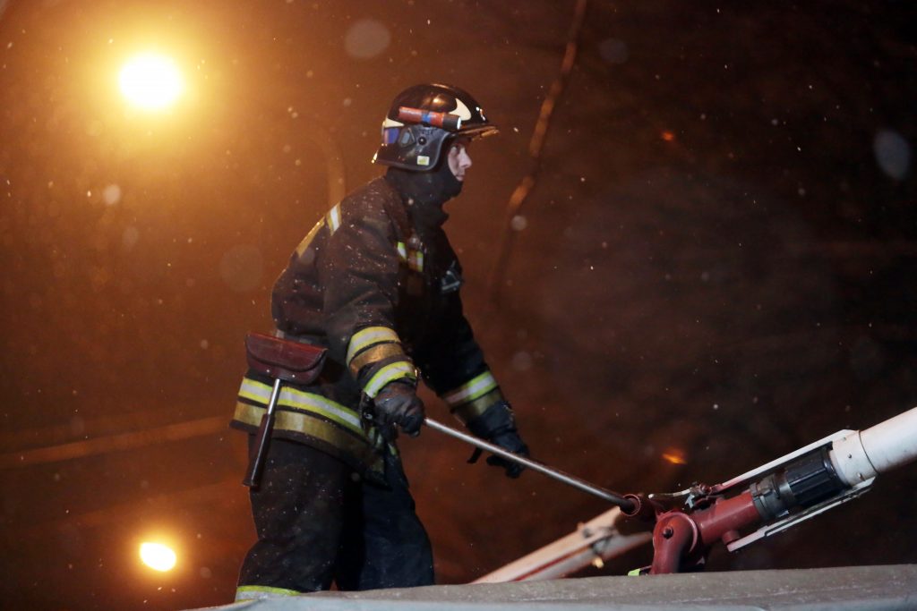 Пожарные спасли 10 человек из горящего дома на севере Москвы