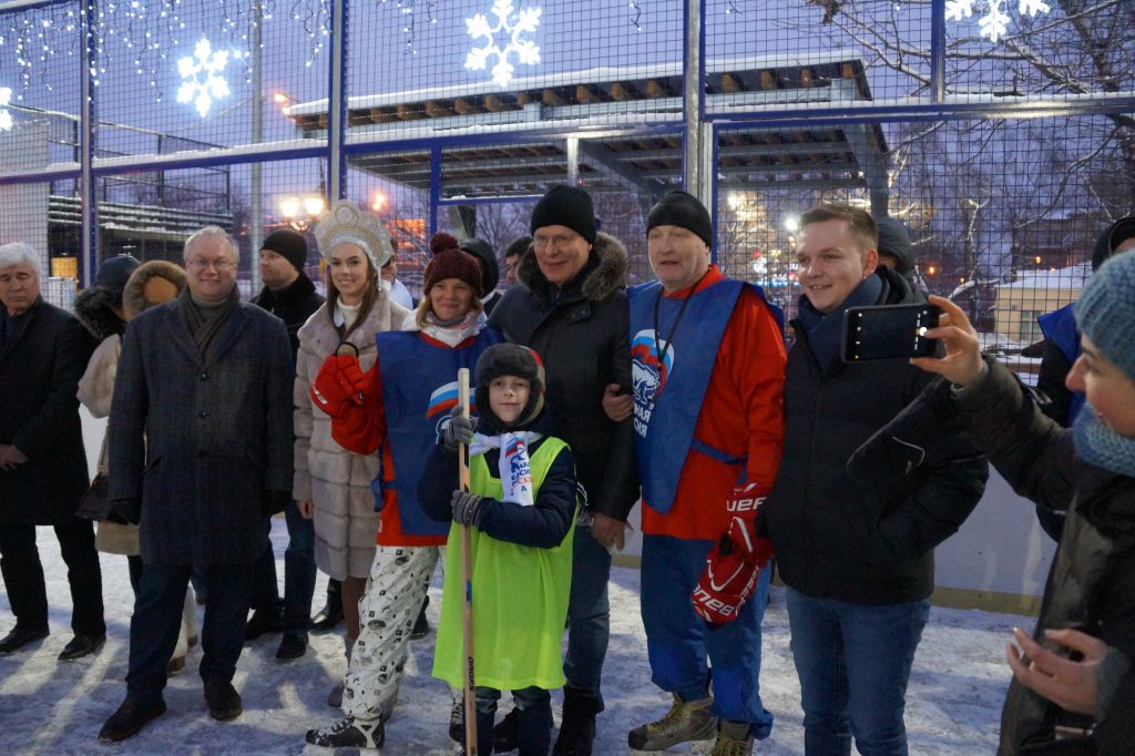 В Центральном округе Москвы единороссы наградили победителей хоккейного турнира «Пришел? Играй!»