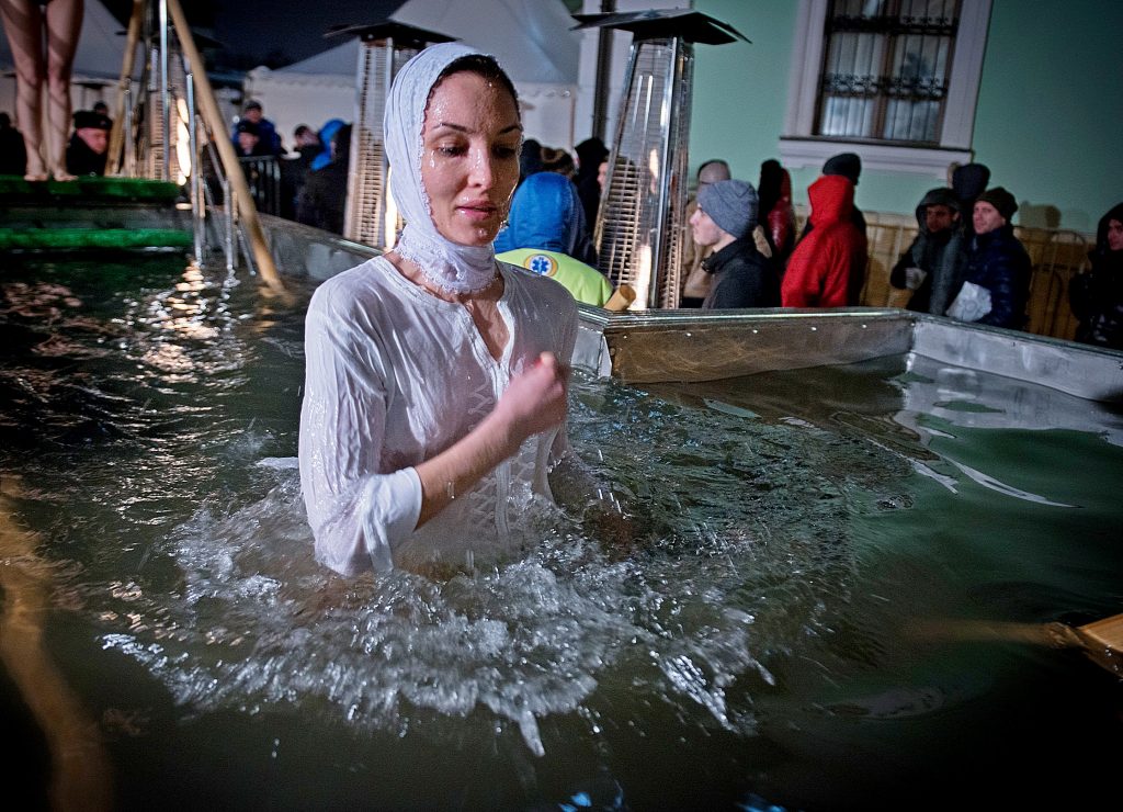 Более 250 тысяч москвичей окунулись в прорубь на Крещение 