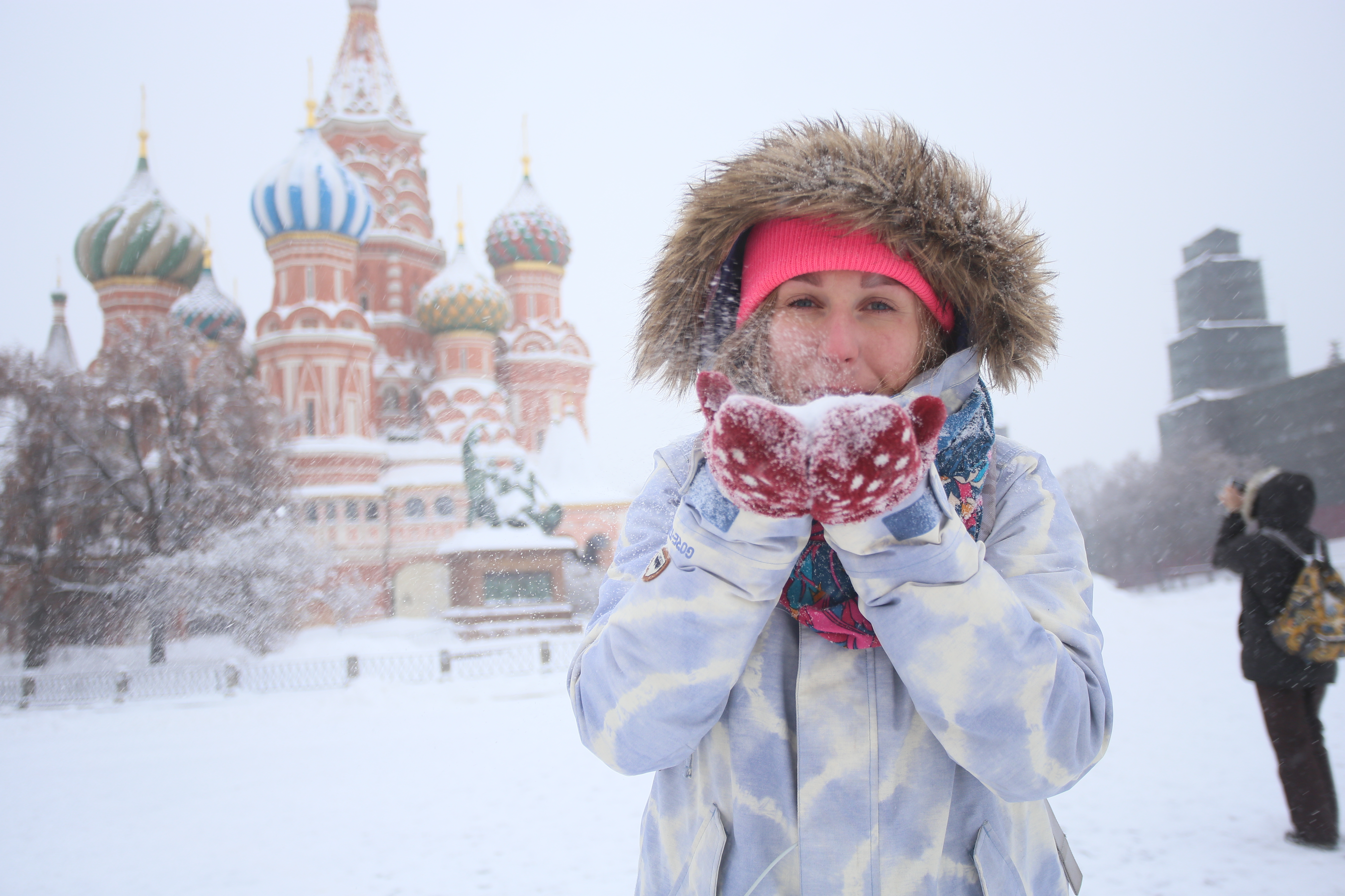 Человек в сильный мороз. Морозы в Москве. Сильный Мороз в Москве. Русский Мороз. Люди в Москве зимой.