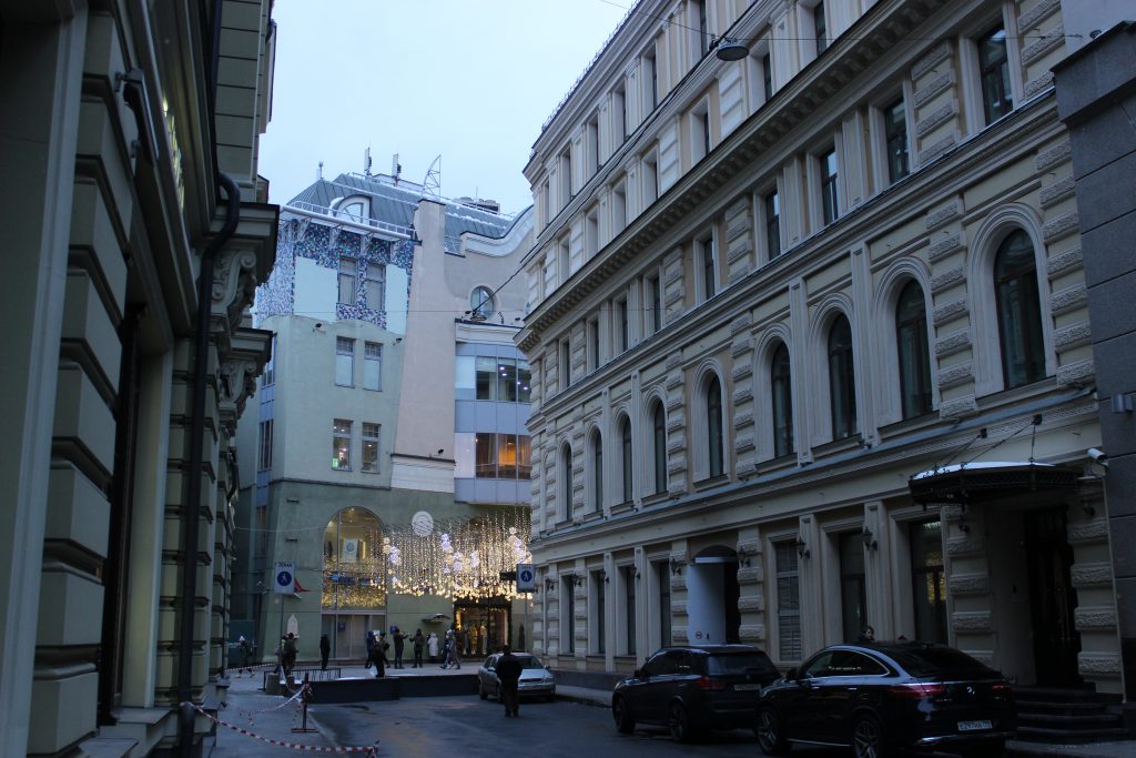 Справа — фасад здания бывшего доходного дома графа Алексея Орлова-Давыдова. Вид из Большого Черкасского переулка. Фото: Алина Кудаева