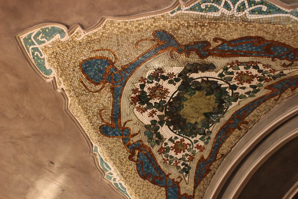 Мозаика, использованная в интерьере шоколадного магазина Келера, которую выполнили по эскизам французского художника Эдуарда Ниермана. Фото: Алина Кудаева