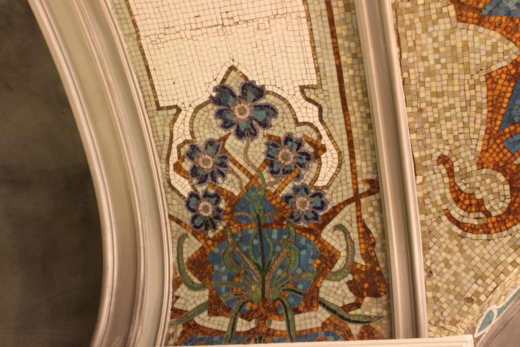 Один из фрагментов мозаики с композицией из примул. Фото: Алина Кудаева