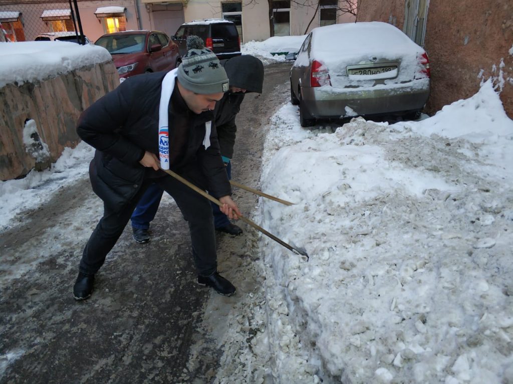 Единороссы взялись за уборку снега