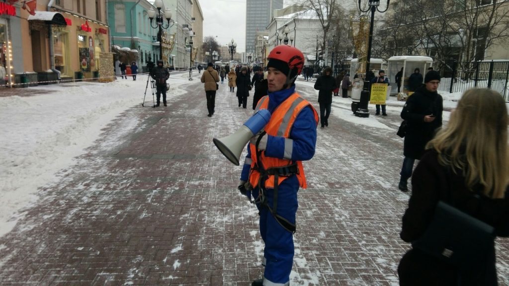 Сотрудник с рупором следит за проведением работ. Фото: Максим Землянский