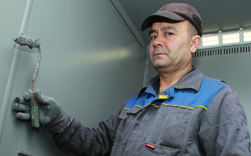 Дежурный отвечает: лифт теперь как новый. Фото: Наталия Нечаева, «Вечерняя Москва»
