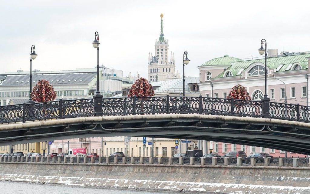 Горожанам предложат посетить Третьяковскую галерею, погулять по Кадашевской набережной, увидеть скамью примирения и «мост поцелуев». Фото: сайт мэра Москвы