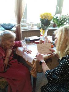 Варвара Константиновна принимает поздравление со 105-летним юбилеем. Фото: официальная страница филиала Пресненский Территориального Центра социального обслуживания «Арбат» в социальных сетях