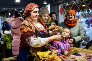 А на мастер-классах москвичей научат делать кукол из соломы. Фото: Наталья Феоктистова, «Вечерняя Москва»