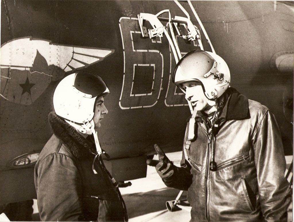 1988 год. На аэродроме «Мигалово» (Тверь) Виталий Напалков (справа) дает указания летчику возле истребителя-бомбардировщика Су-17м4. Фото из личного архива Виталия Напалкова